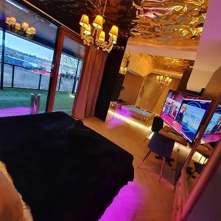 Ramka & Restaurant & Wine Bar 公寓式酒店 3*